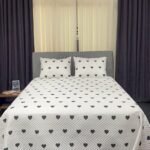 Kalpli Yatak Örtüsü Beyaz Zemin Siyah Kalp