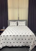 Kalpli Yatak Örtüsü Beyaz Zemin Siyah Kalp