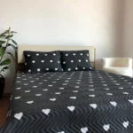 Kalpli Yatak Örtüsü Siyah Zemin Beyaz Kalpli