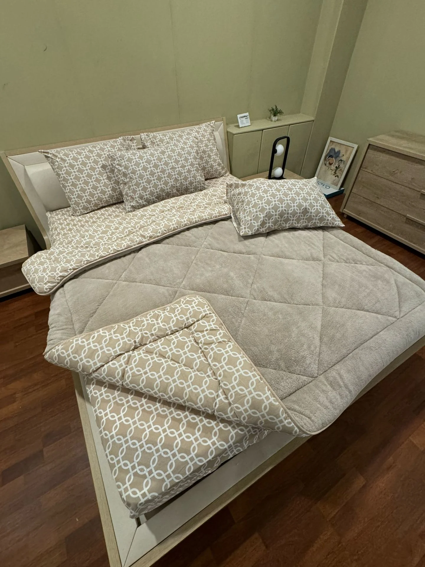 sultu kahve zincir uyku seti Çift Kişilik Welsoft Pufidik Uyku Seti Sütlü Kahve Zincir Desenli - Görsel 1